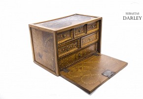 Portable desk with lid and geometric and floral decorations, late 18th century