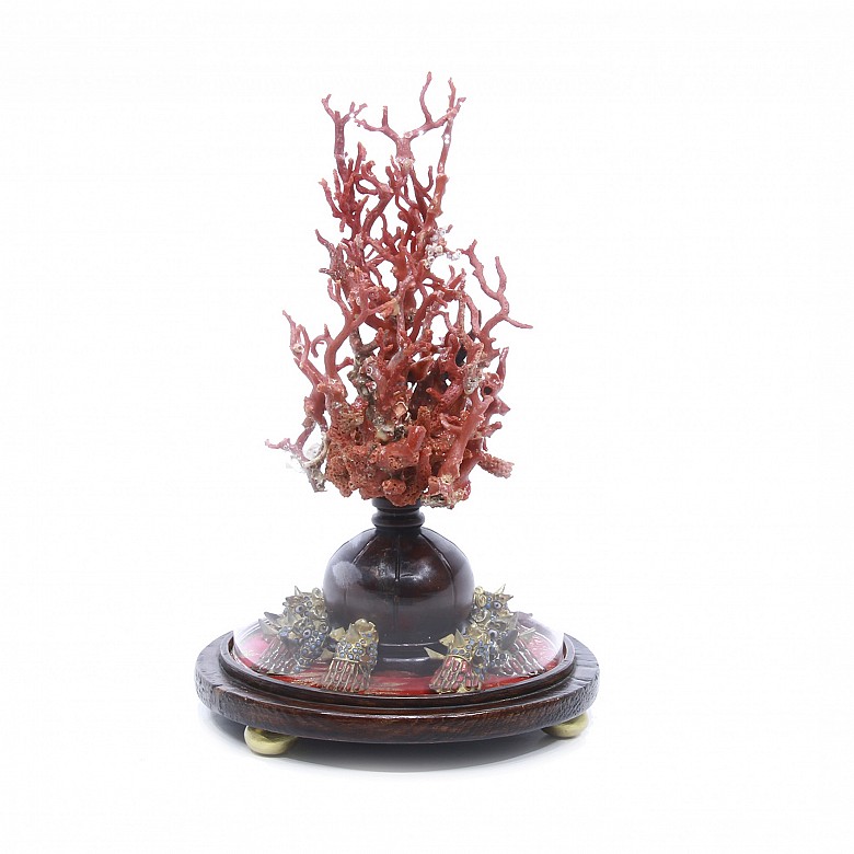 Elemento decorativo con coral y cloisonné.