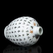 Miniatura de porcelana esmaltada, con marca 