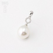 Australian pearl pendant in 18k white gold and diamonds