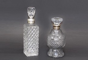 Conjunto de dos licoreras de vidrio tallado, con collar de plata, pps.s.XX