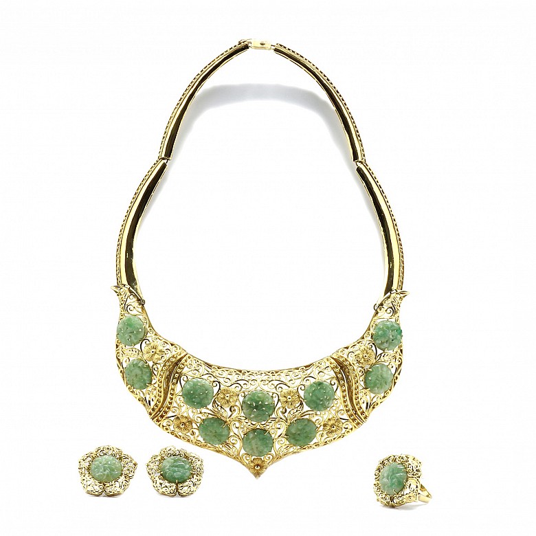 Set in 18k yellow gold and carved jade.