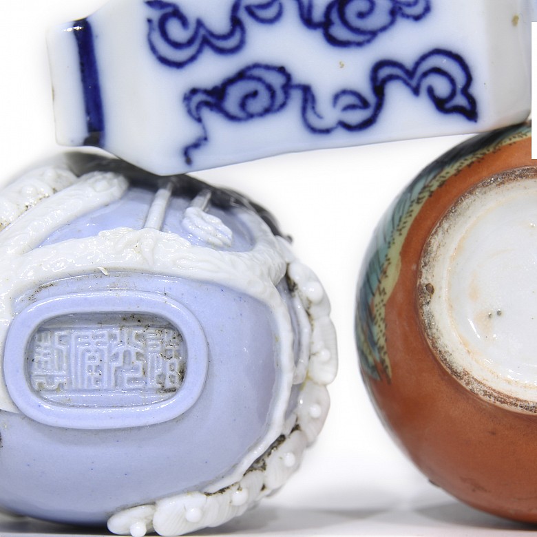 Lote de pequeños objetos de porcelana china, s.XX