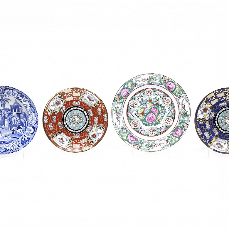 Cuatro platos de porcelana esmaltada, s.XX