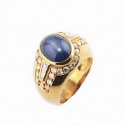 18k yellow gold ring, with natural blue sapphire.