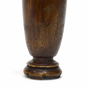 Pequeño jarrón de madera, dinastía Qing.