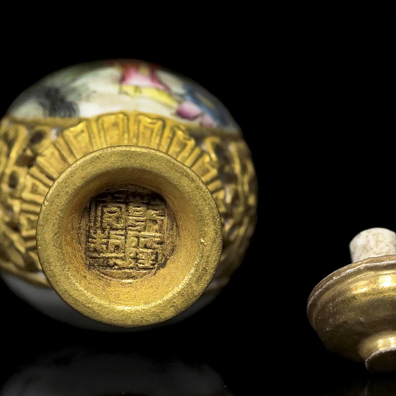 An enameled porcelain snuff bottle, with Qianlong mark - 8