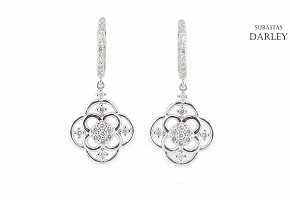 Earrings in white gold and 44 diamonds.