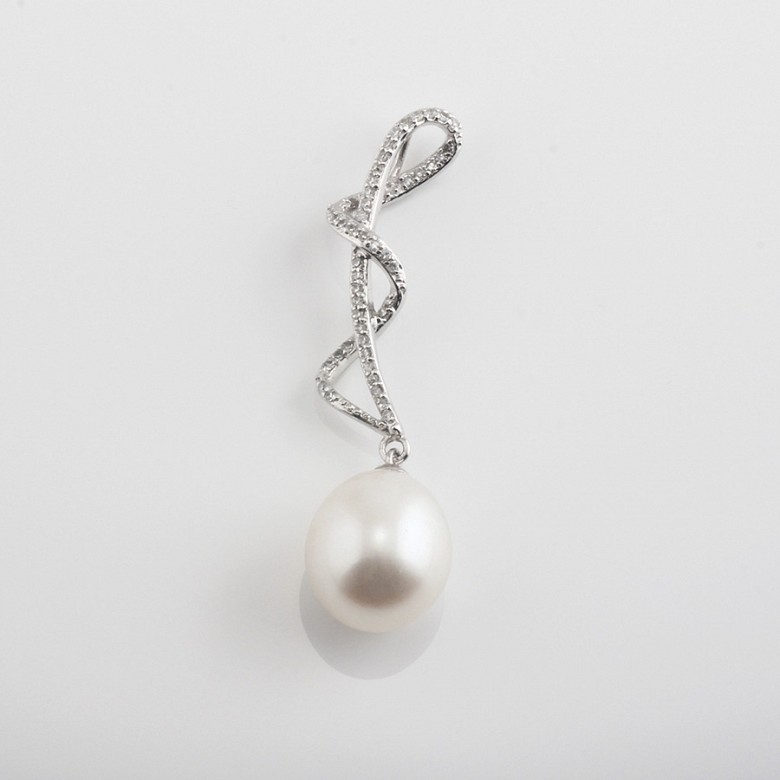 梨型白珍珠配钻石18k白金挂坠