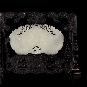 Red wooden panel with white jade plaque, Qing Dynasty