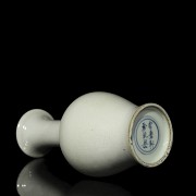 White-glazed porcelain vase, 20th century - 3