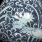 Jarrón de cerámica con pergaminos de loto, estilo Ming-Wanli - 7