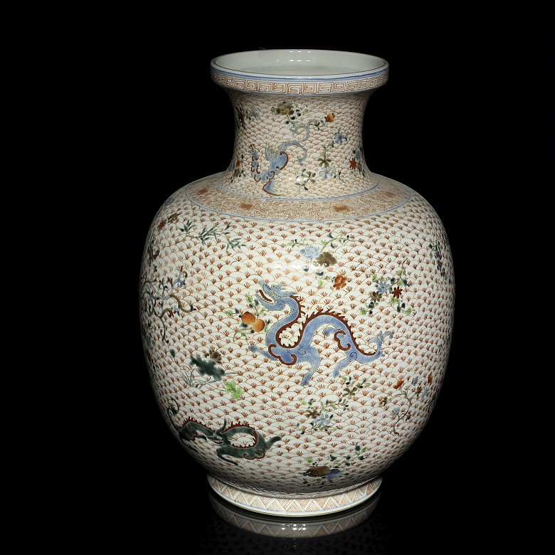 Jarrón de porcelana esmaltada con dragones, S.XX