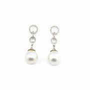 Long earrings with diamonds and Australian pearl of approx. 10mm.