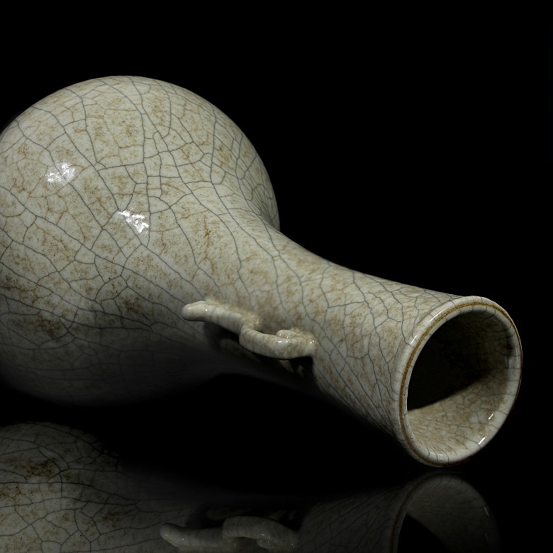 A Geyao glazed vase, with Qianlong seal mark, Qing dynasty