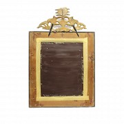 Espejo con marco de madera chapeada y copete dorado, med. S.XX - 1