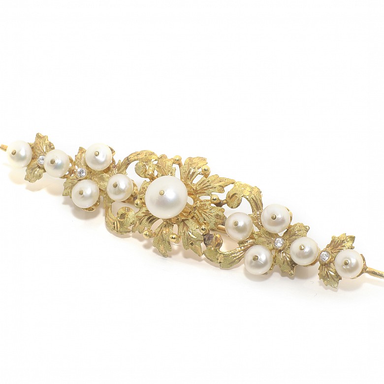 Elongated brooch in 18k yellow gold, pearls and zircons