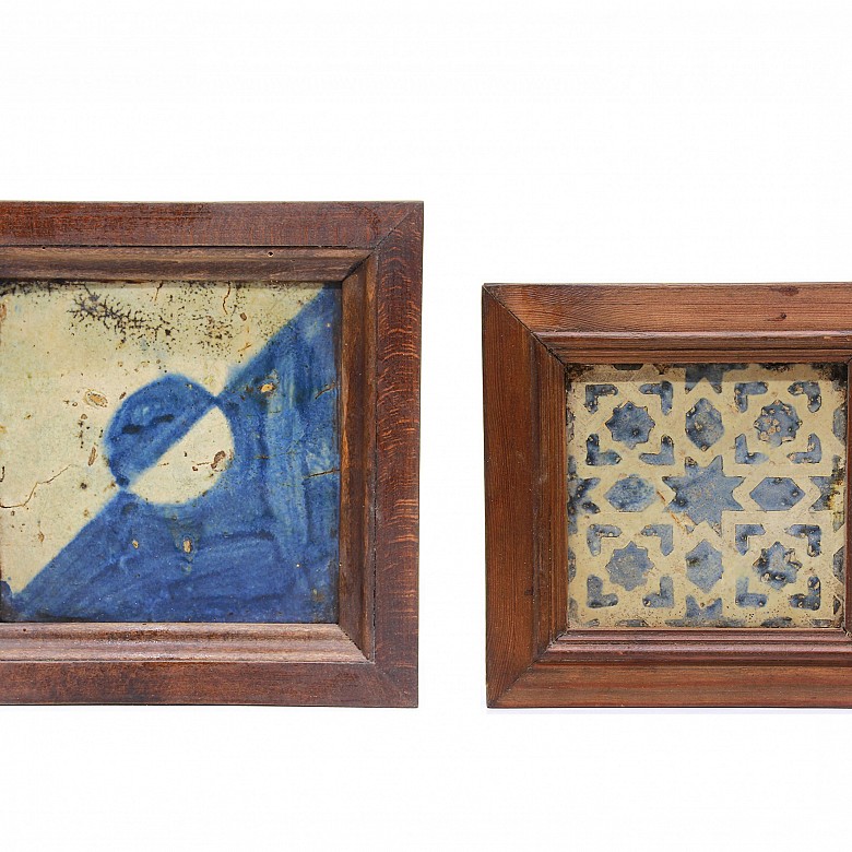Dos azulejos de cerámica esmaltada en azul y blanco, s.XV