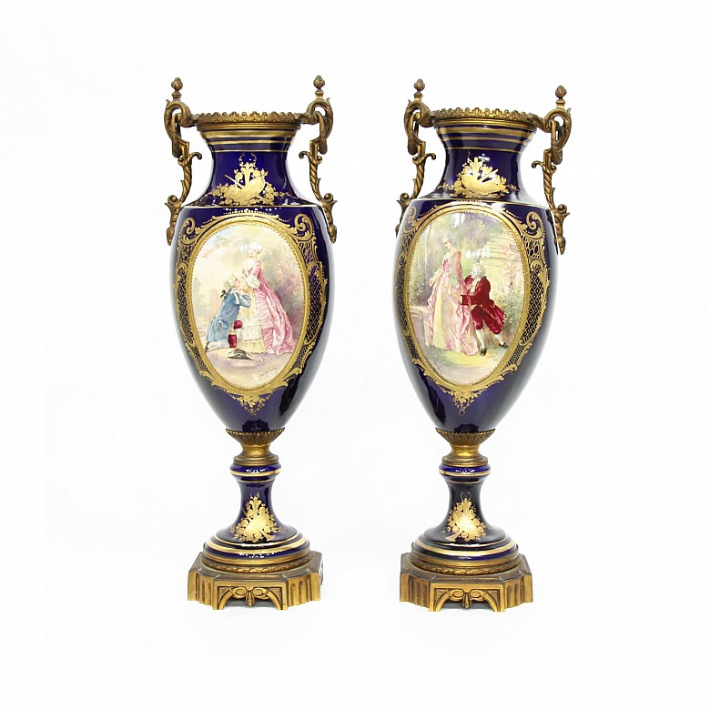 Importante pareja de jarrones de porcelana y bronce, Sévres, s.XIX.