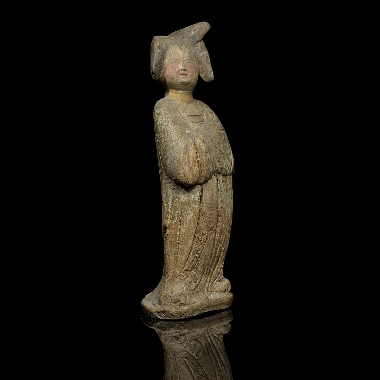 Dama china de cerámica policromada, dinastía Tang (618 - 906)