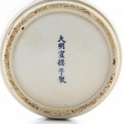 Porcelain box with cover.