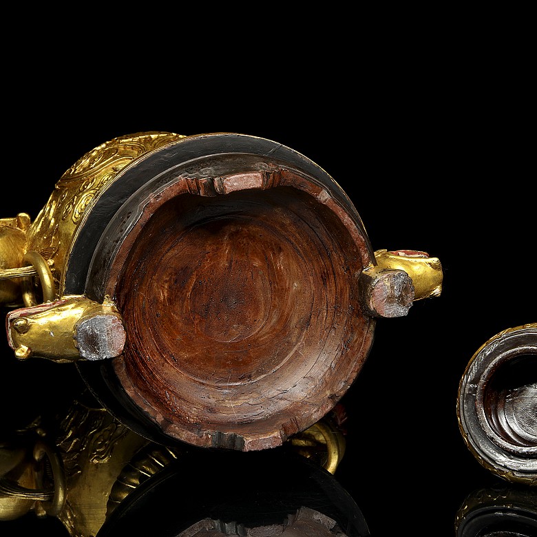 Gran recipiente de piedra tallada, dorada y policromada, dinastía Qing