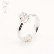 18k white gold solitaire with central diamond