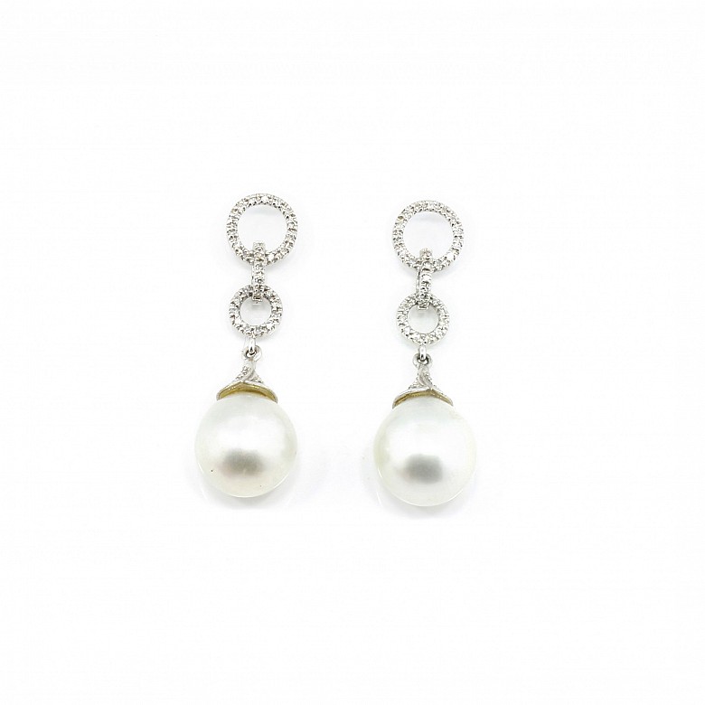 Earrings in 18k white gold, with Australian pearl and diamonds