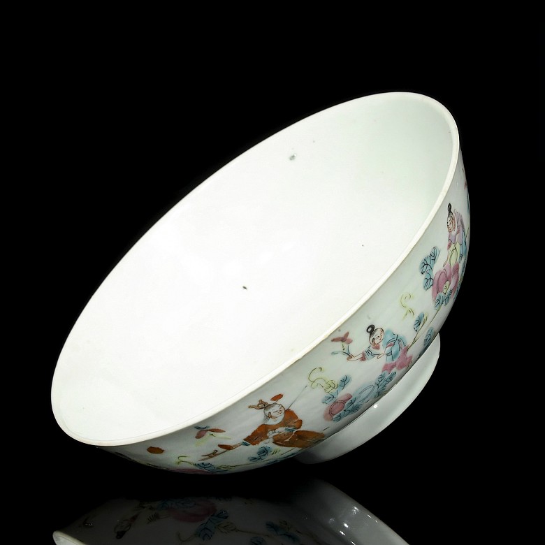 A famille rose porcelain bowl, 20th century