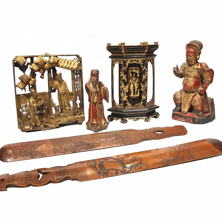 Grupo de seis figuras chinas de madera tallada