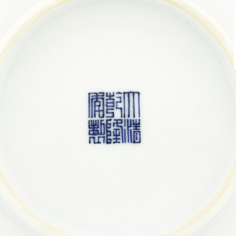 Plato de cinco melocotones y murciélagos, con sello Qianlong.