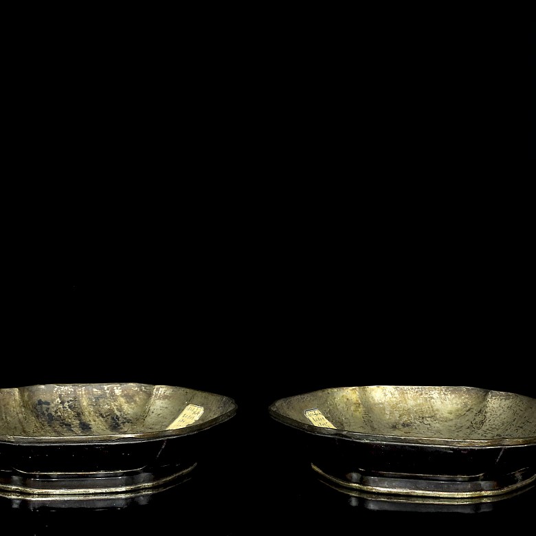 Pareja de platos de laca y forma de loto, dinastía Qing