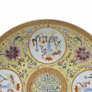 Plato de porcelana con fondo amarillo, con sello Guangxu.
