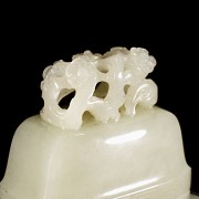 Elegante jarrón de jade con dos anillas, dinastía Qing