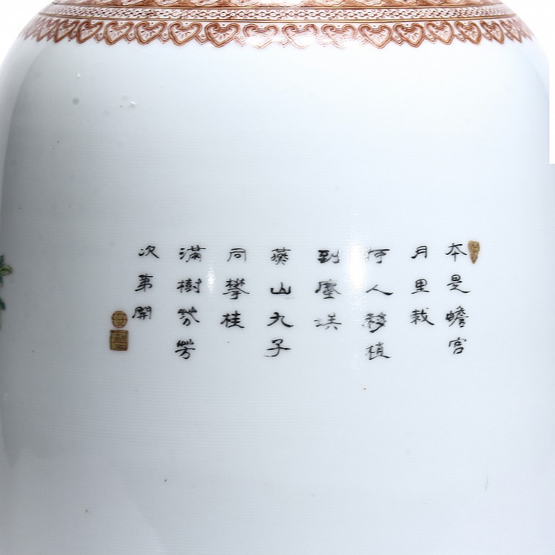 Jarrón de porcelana china, con escenas y cenefas en esmalte, s.XX