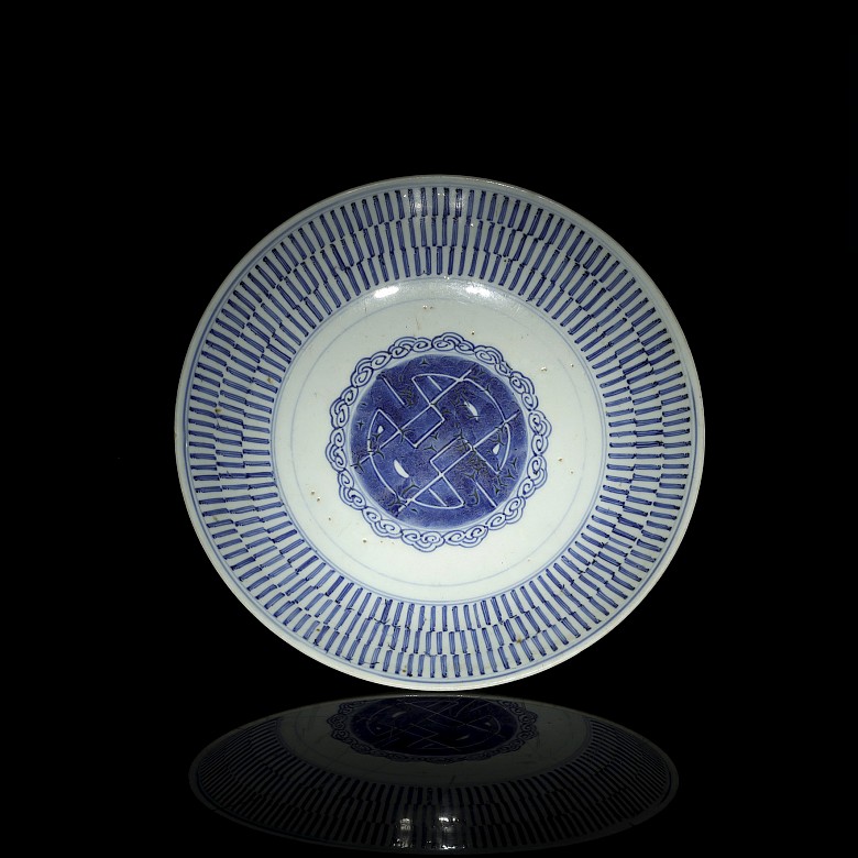 Plato de porcelana azul y blanco, dinastía Qing
