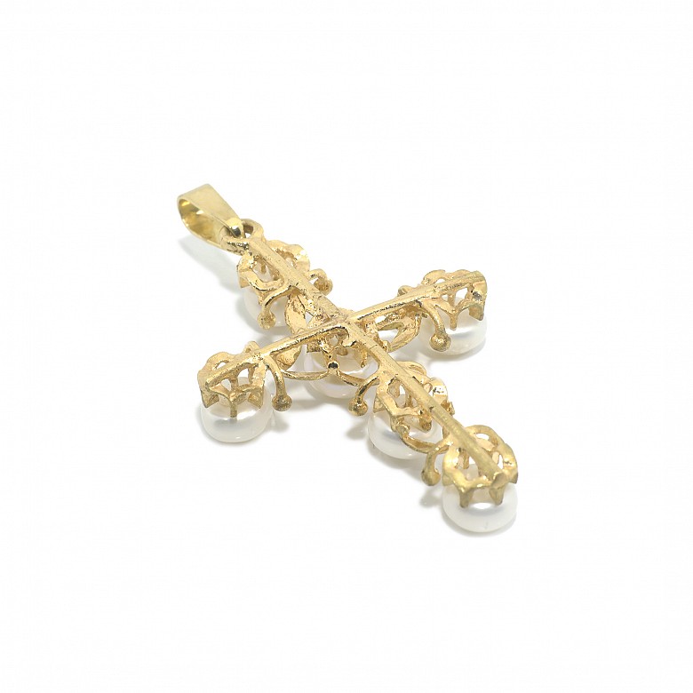 Cruz de oro amarillo 18 k y adornada con seis perlas