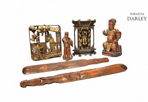 Grupo de seis figuras chinas de madera tallada