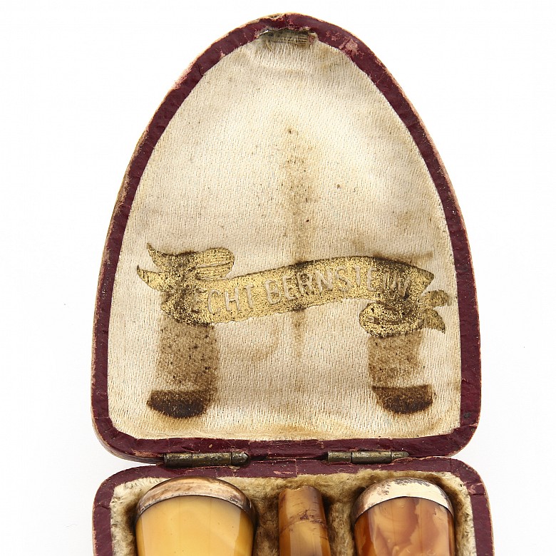 Dos pipas y una boquilla de ambar y metal dorado, s.XIX