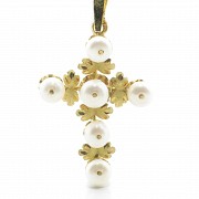 Cruz de oro amarillo 18 k con hojas y seis perlas