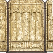 Altar religioso de estilo gótico, madera y hueso, S.XX