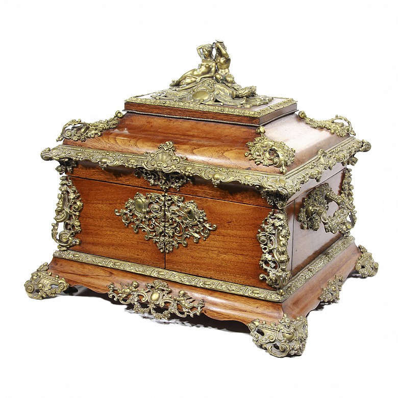 Caja-licorera de madera y aplicaciones de bronce dorado, ca.1900.