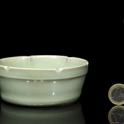 Recipiente de cerámica vidriada celadón Longquan, dinastía Song