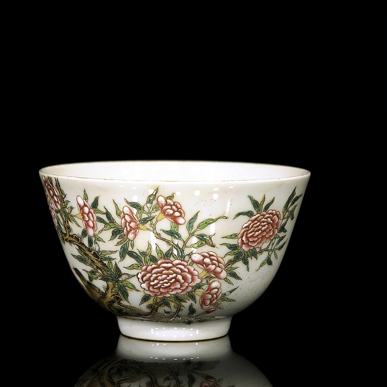 A porcelain bowl with peonies, 20th century - 1