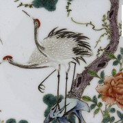 Plato esmaltado con aves, flores y árboles, s.XX