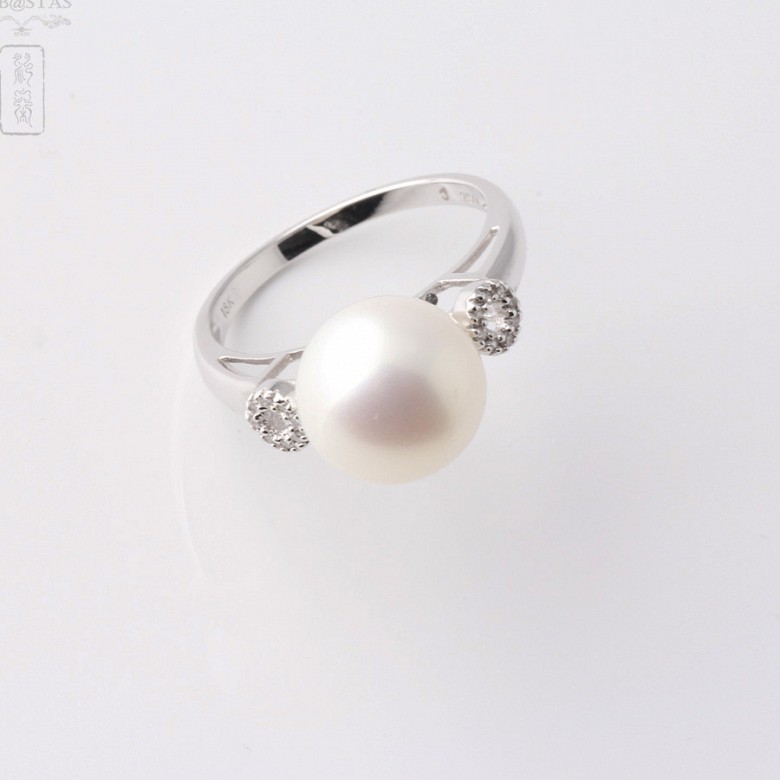 Anillo con perla blanca y diamantes en oro blanco de 18k - 4