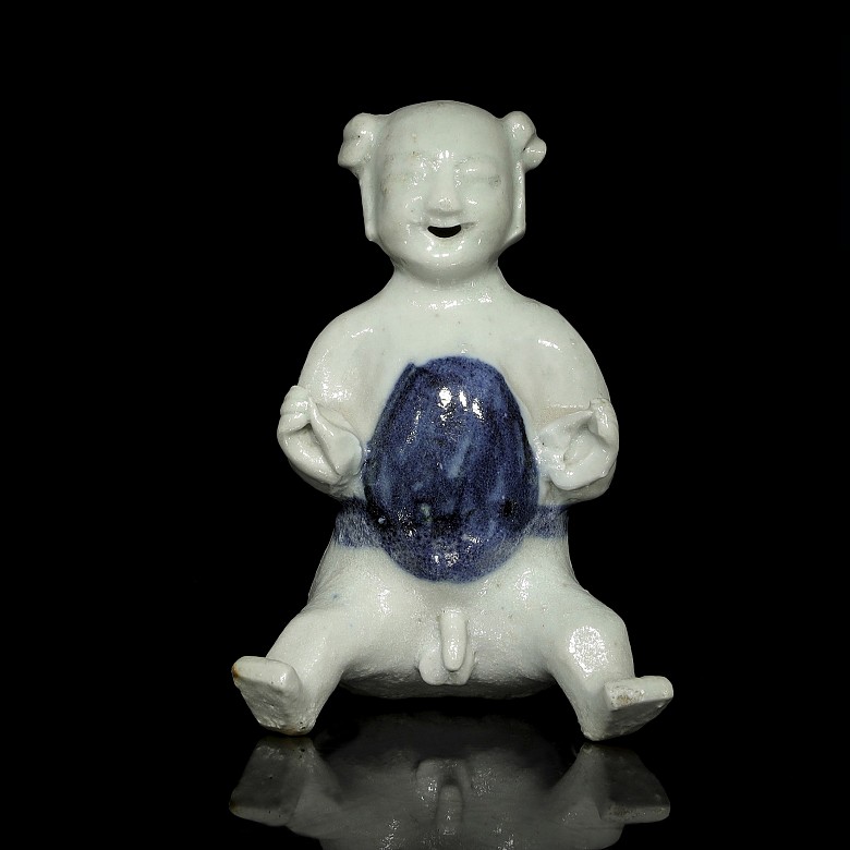 Figura de cerámica azul y blanco 