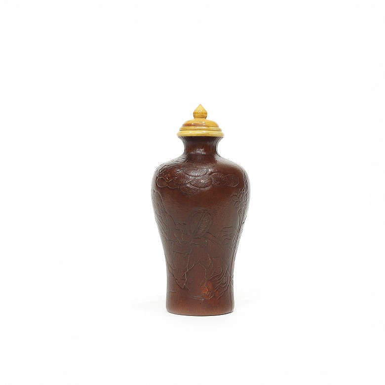 Carved gourd snuff bottle and bone lid, Qing dynasty. - 3