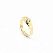 18k yellow gold ring with a baguette-cut zirconia.