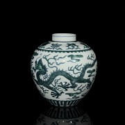 Enamelled porcelain dragon vase, Qing dynasty